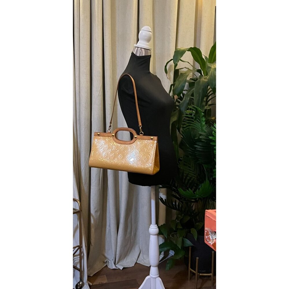 ๐ AUTHENTIC LOUIS VUITTON ROXBURY DRIVE YELLOW VERNIS HANDBAG - Picture 13 of 16
